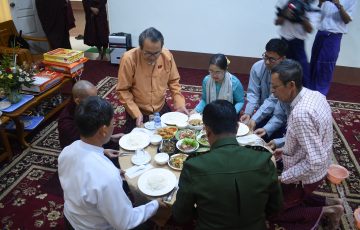 မွန်ပြည်နယ်လွှတ်တော်ရုံး ဝါဆိုသင်္ကန်းဆပ်ကပ်လှူဒါန်းပွဲ အခမ်းအနားကျင်းပခြင်း